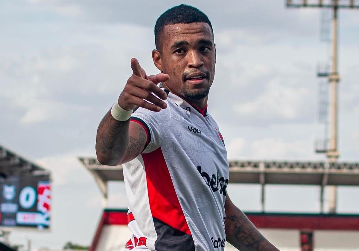 Alerrandro celebra un gol con el Vitória