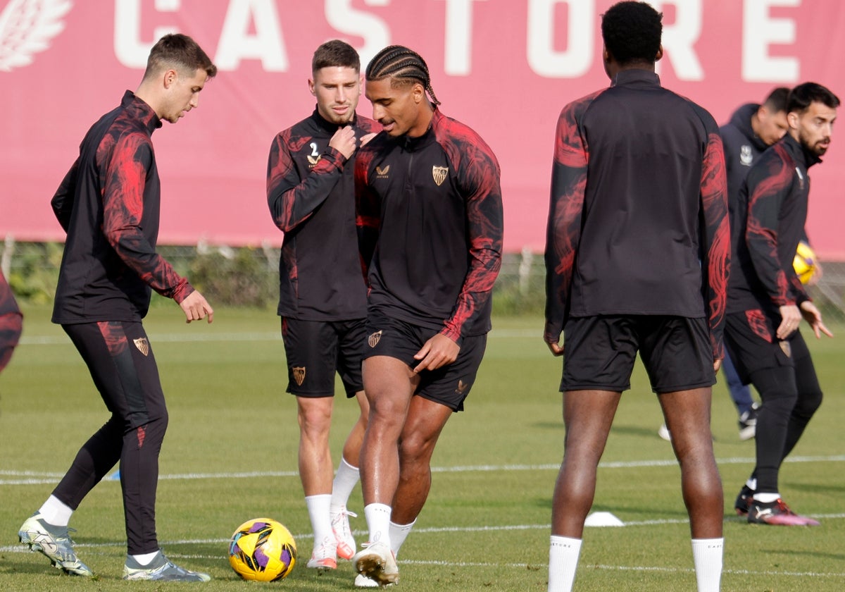 Loïc Badé, en un entrenamiento de esta semana con el Sevilla.