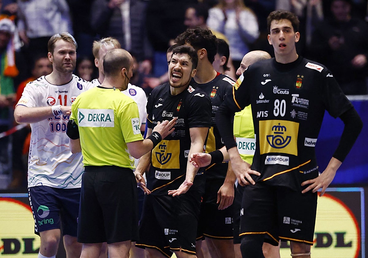 Los jugadores españoles protestan al árbitro tras el polémico final contra Noruega