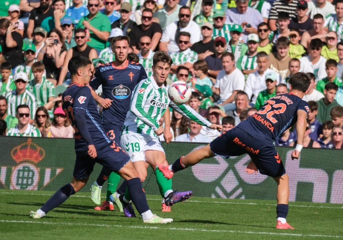 Iker Losada sirve un centro ante tres rivales del Celta de Vigo este curso