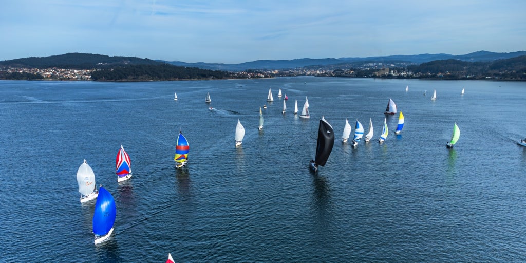 La Regata Interclubes vuelve a llenar de velas la ría de Pontevedra