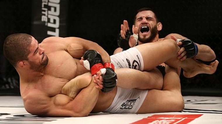 Rousimar Palhares ejecuta una llave de talón