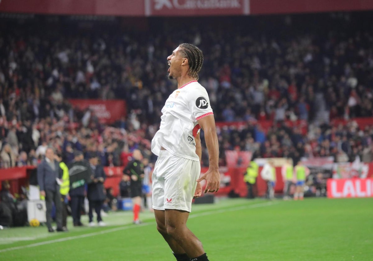 'Rugido' de Badé segundos después de anotar su gol este sábado ante el Espanyol en el Ramón Sánchez-Pizjuán