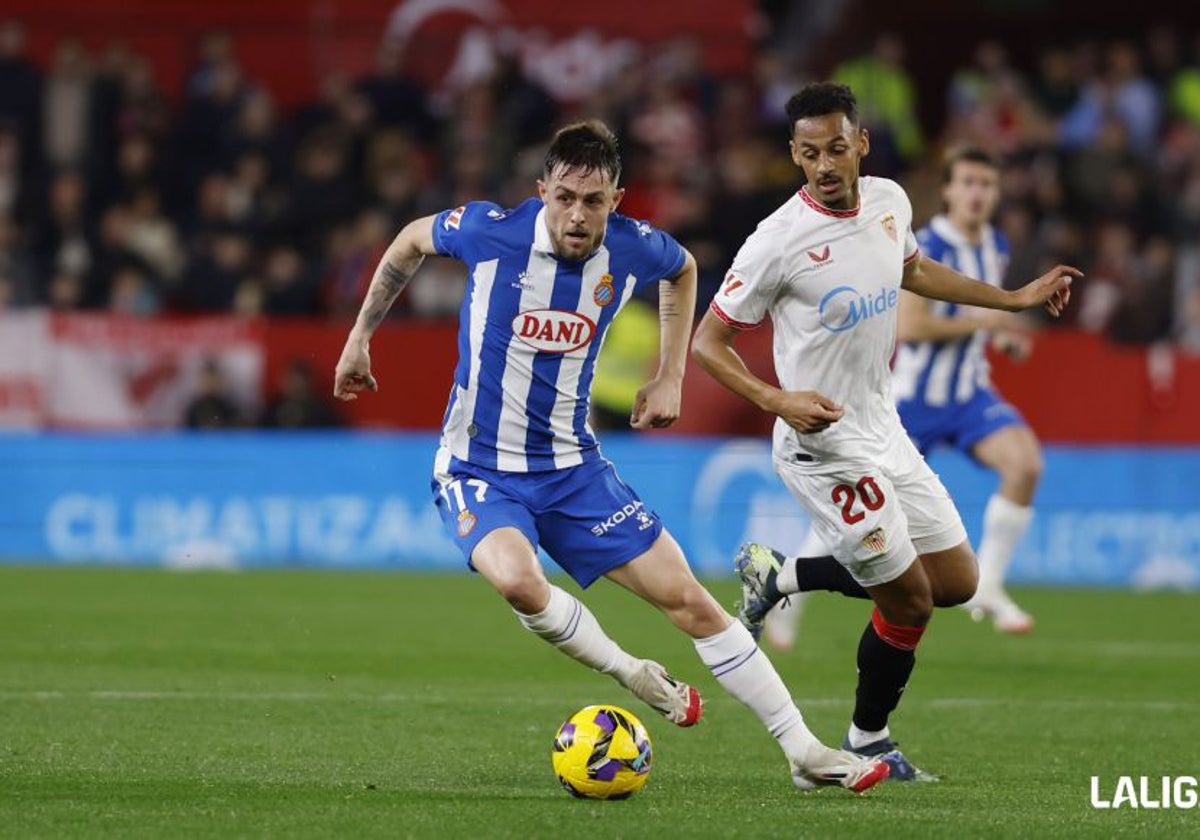 Jofre avanza en una jugada ante Sow en el partido disputado entre el Sevilla y el Espanyol