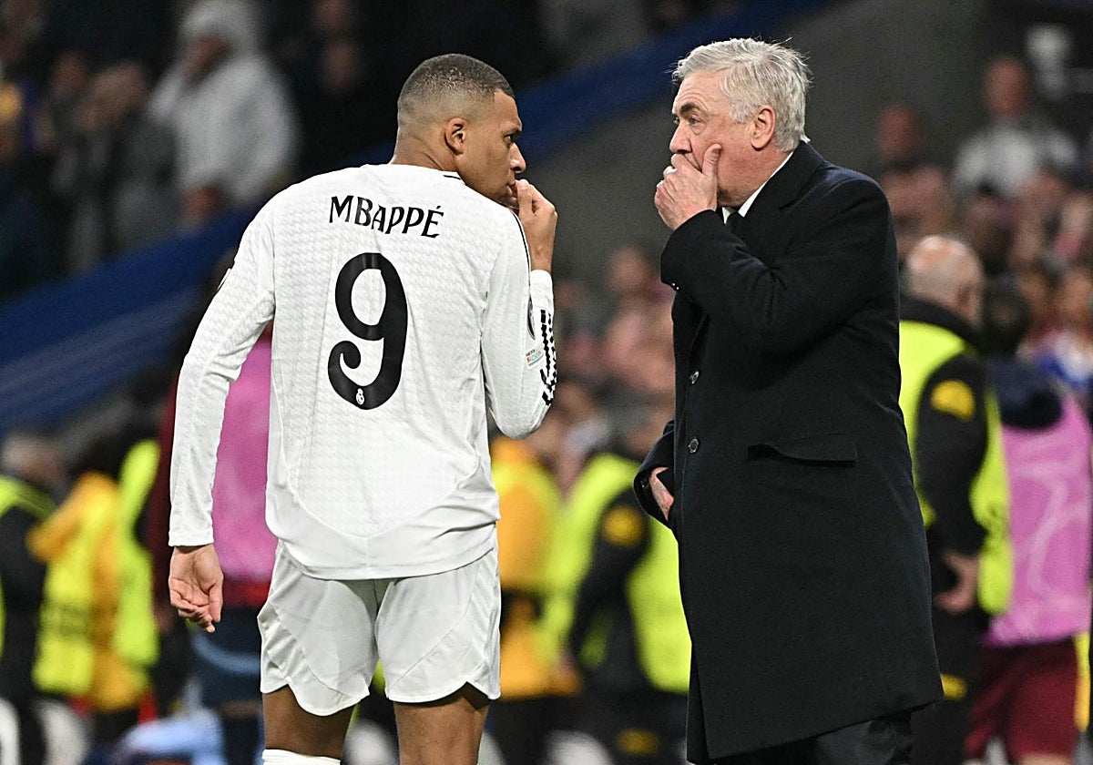 Mbappé y Ancelotti hablan durante el Real Madrid-Salzburgo