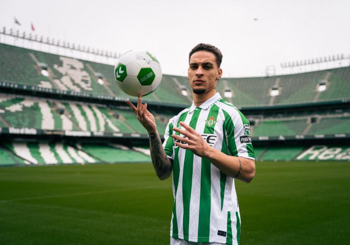 Antony sostiene un balón en su puesta de largo como nuevo fichaje del Betis el pasado sábado