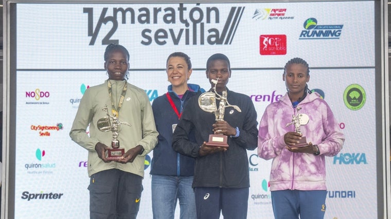 Podio femenino, con la presencia de la delegada de Deportes del Ayuntamiento de Sevilla, Silvia Pozo