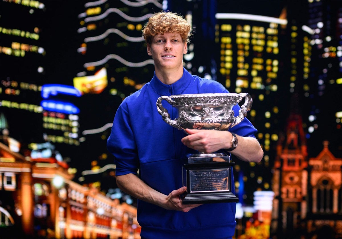 Jannik Sinner posa con el trofeo de campeón de Australia