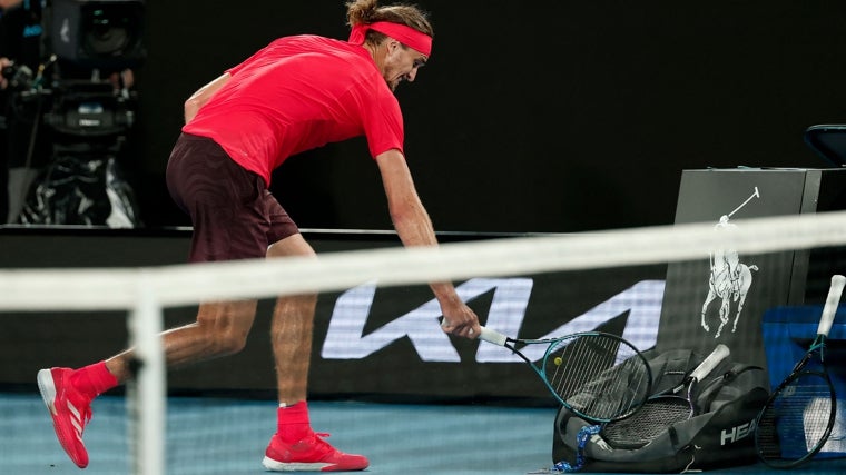 Zverev, frustrado, paga la rabia con la raqueta