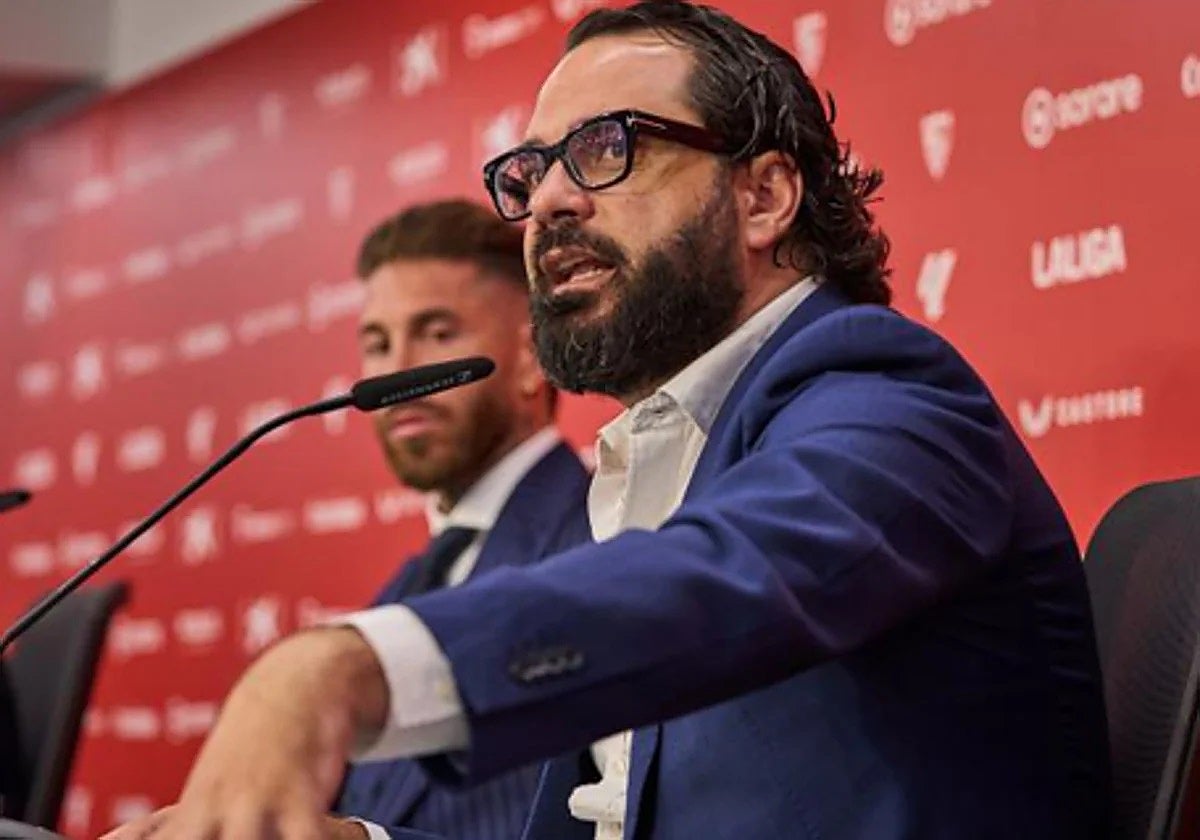 Víctor Orta, junto a Ramos en la presentación del camero