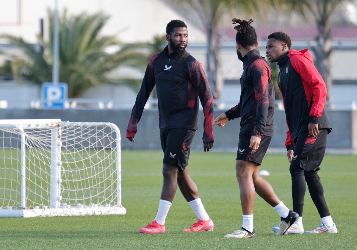 Kelechi Iheanacho llega al entrenamiento junto a Ejuke e Idumbo.
