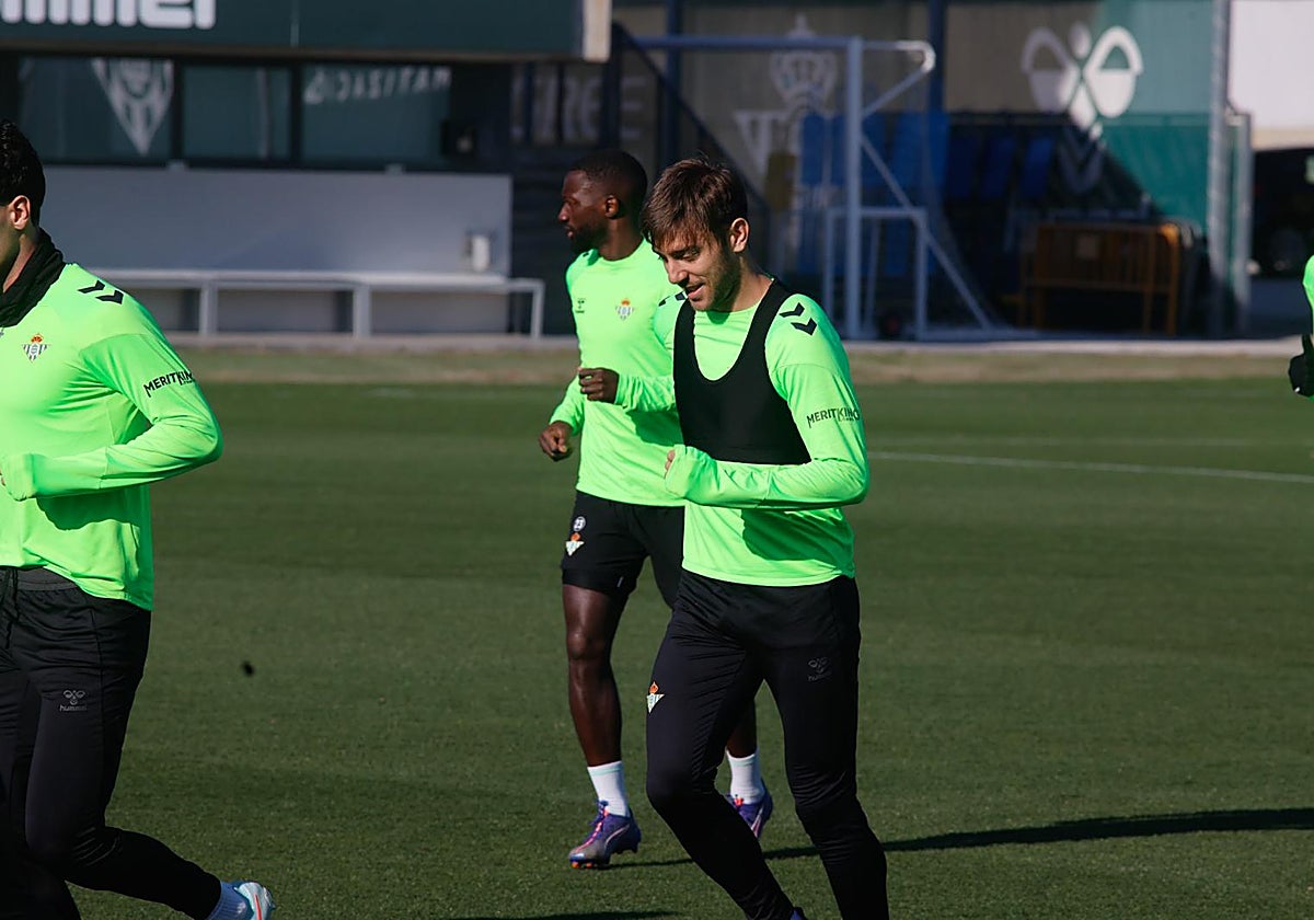 Iker Losada, durante el entrenamiento del Real Betis en la ciudad deportiva