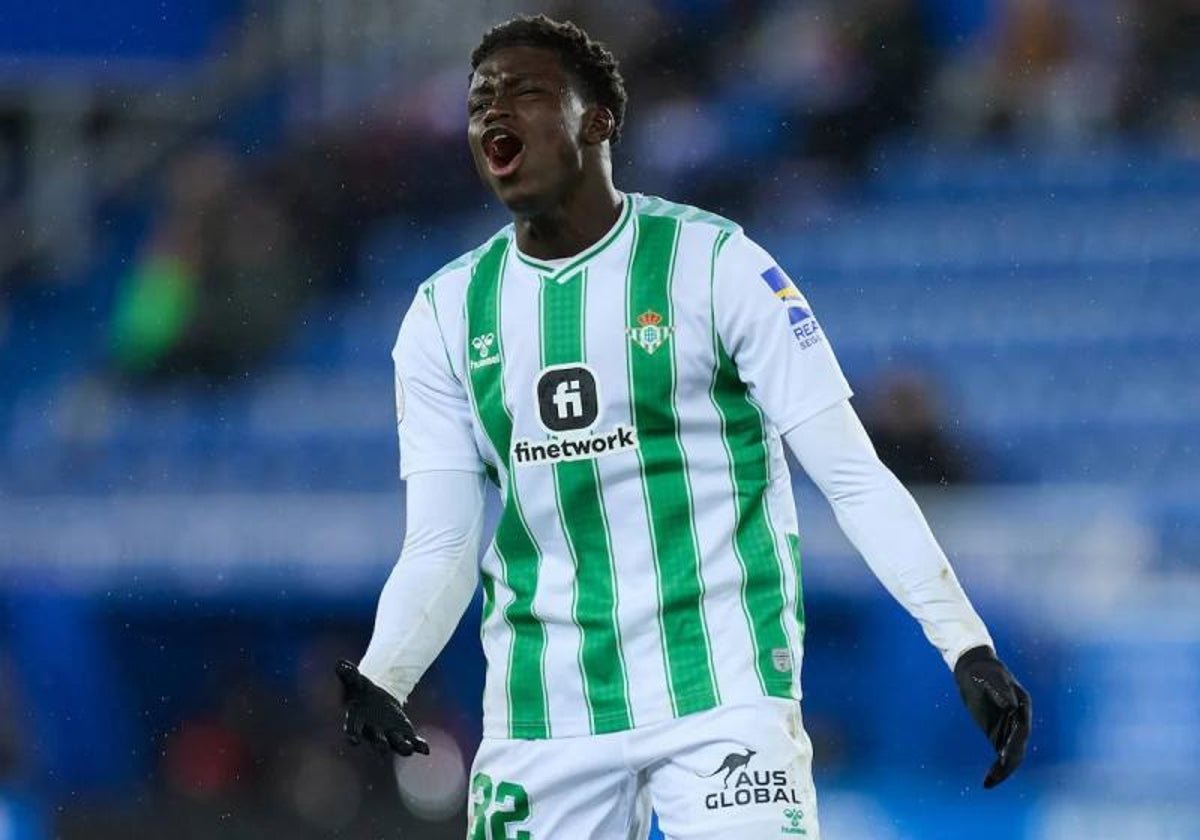 Mendy se lamenta de un lance en un partido con el Betis