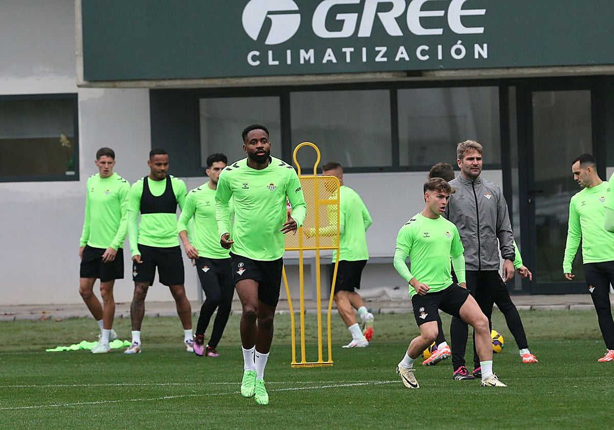 Bakambu, durante el entrenamiento del Betis en la ciudad deportiva Luis del Sol