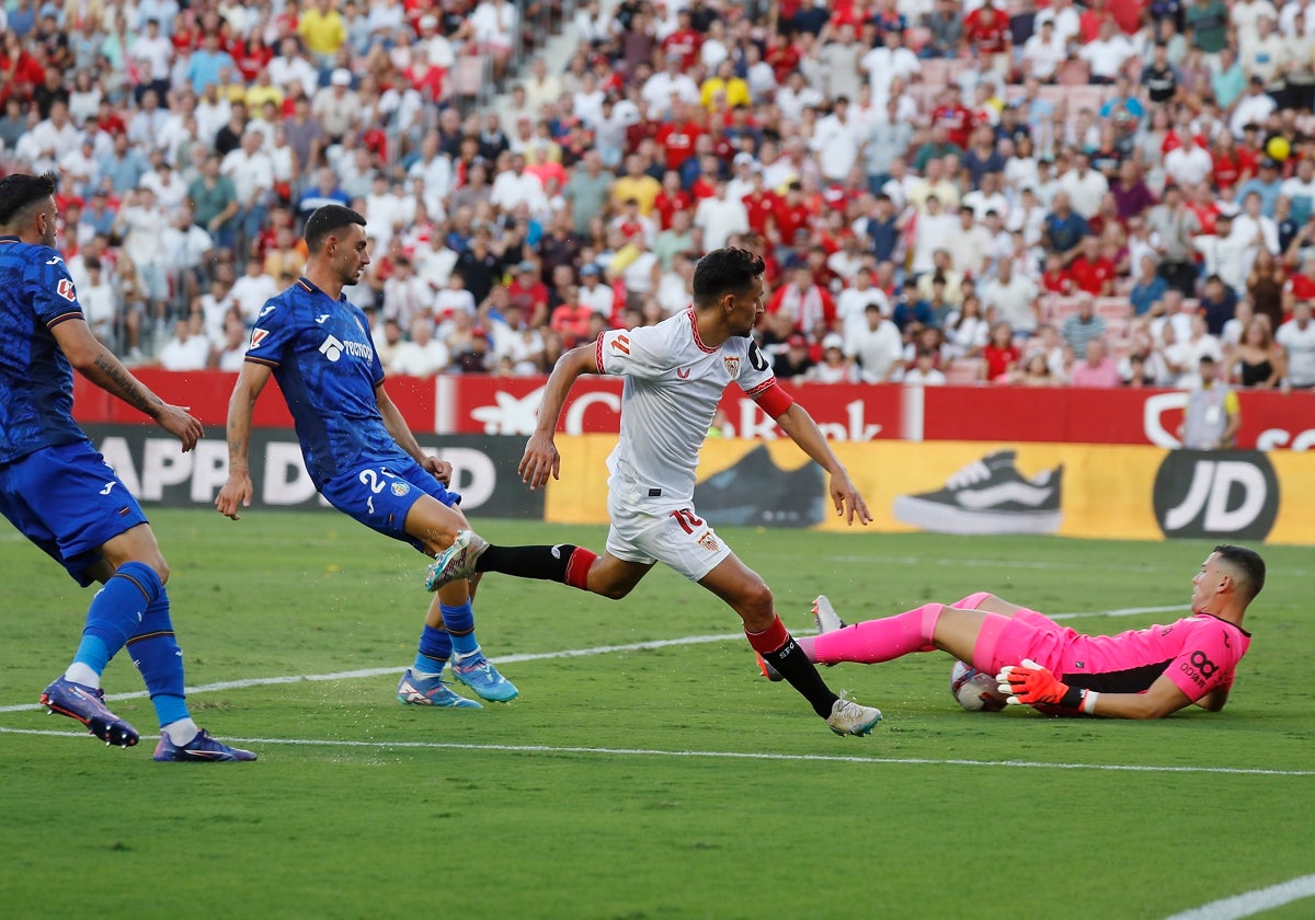 Jesús Navas anota ante David Soria en el Sevilla - Getafe de la primera vuelta