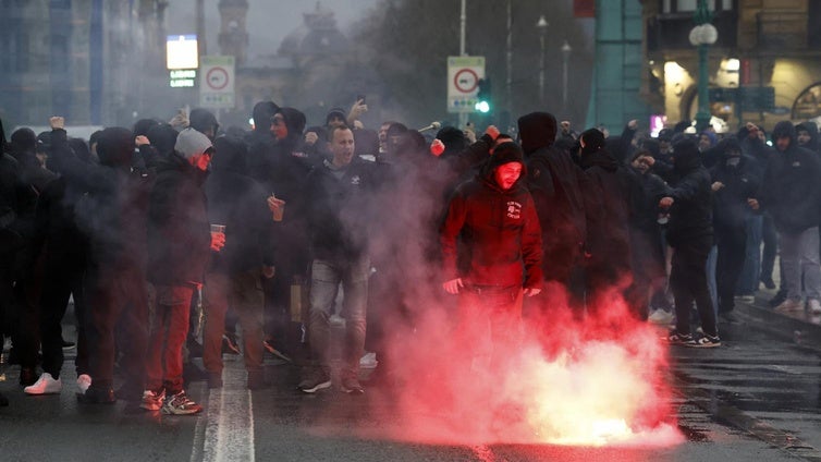 Detenidos tres ultras de la Real tras darle un botellazo en la cabeza a un aficionado griego