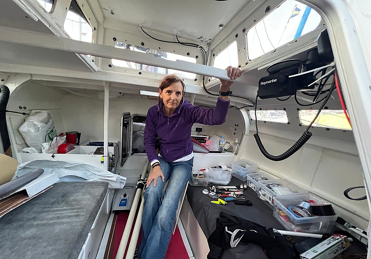 Pasanau, en la cabina del velero de 5,80 metros diseñado para dar la vuelta al mundo