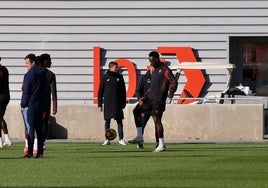 Kike Salas y Adams siguen entrenando con el grupo y apuntan a la convocatoria para Getafe