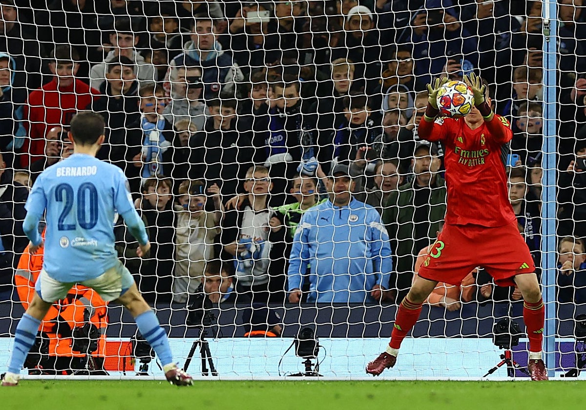 Lunin, en el momento de pararle el penalti de Bernardo en los cuartos de la pasada Champions