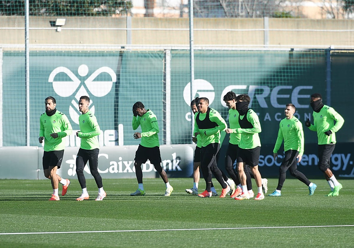 Ricardo y Antony encabezan un grupo en el calentamiento del Betis este viernes previo a la sesión