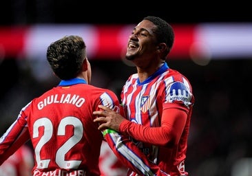 Lino y Giuliano celebran el gol del brasileño