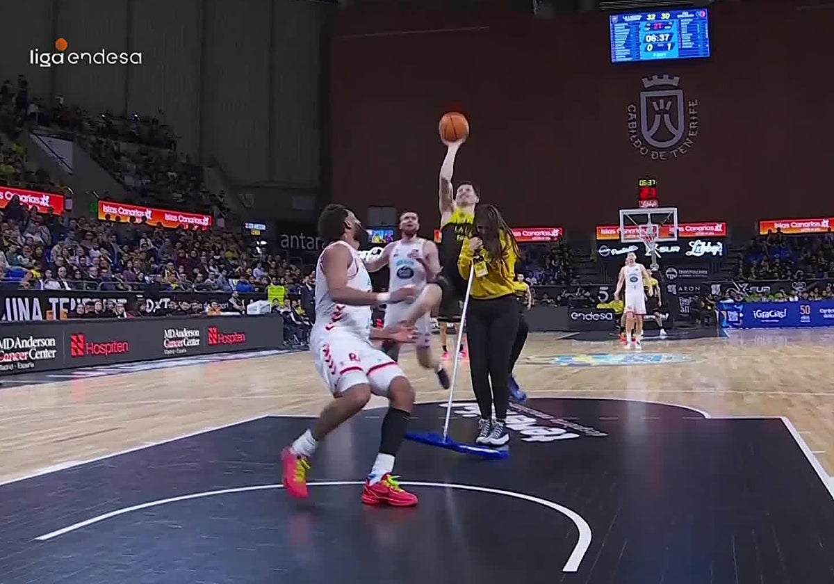 Kramer anotando sobre la chica de la mopa en el La Laguna Tenerife - Río Breogán (96-83)