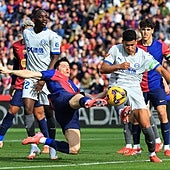 El Barça se despega de un bronco Alavés y recorta distancias con el Madrid