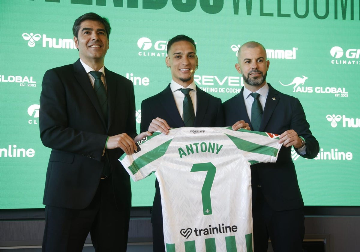 Ángel Haro y Manu Fajardo flanquean a Antony, que portará finalmente el dorsal 7 que dejó libre Juanmi