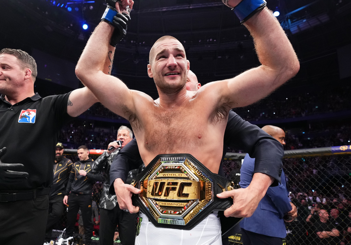 Sean Strickland celebra su victoria por el título
