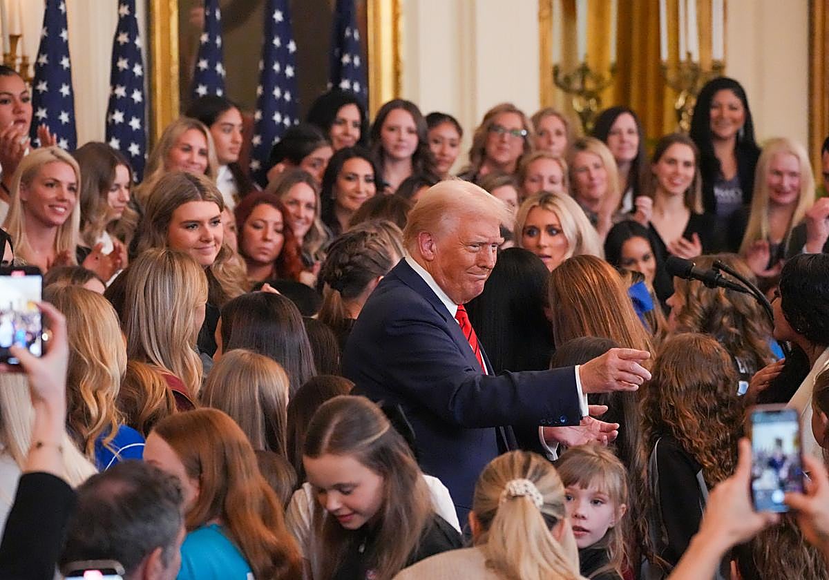 Trump, durante la firma del decreto contra las mujeres trans en el deporte femenino