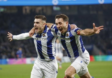 Barrenetxea y Oyarzabal celebran el primer gol