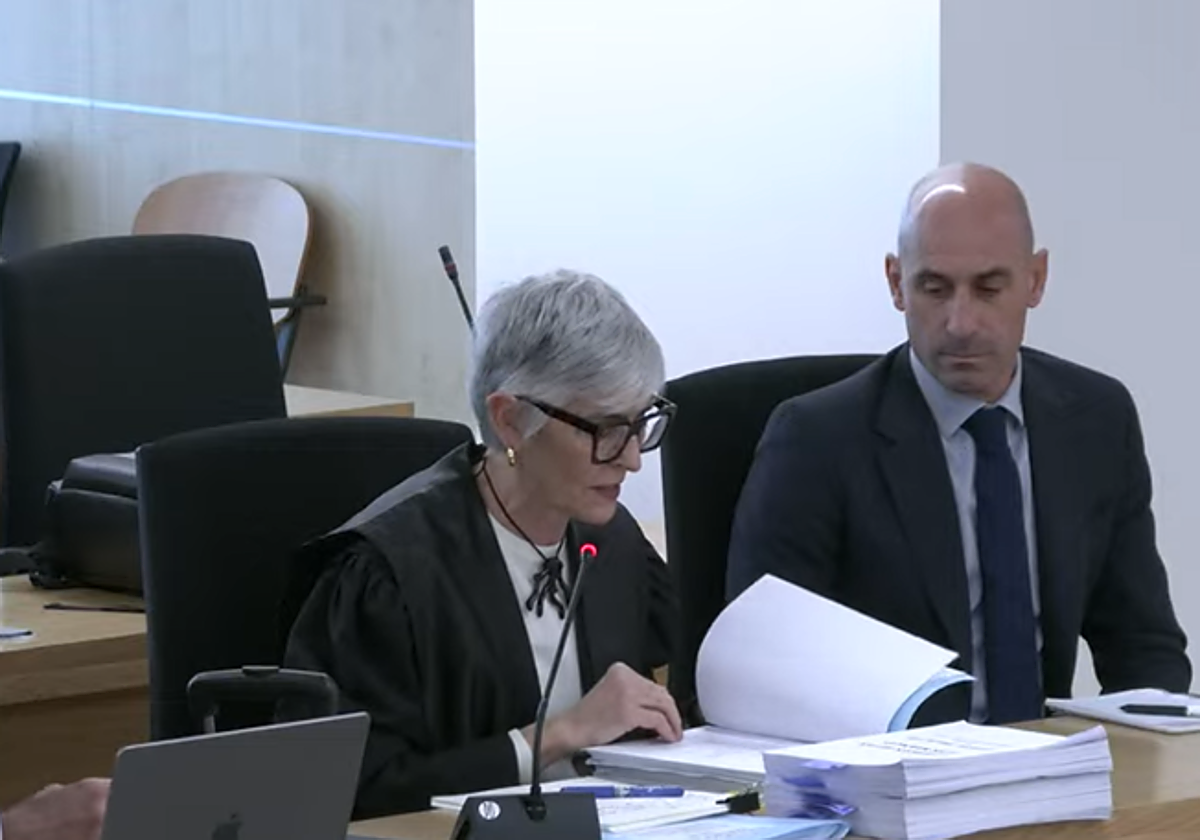 La penalista Olga Tubau junto a Luis Rubiales en el juicio