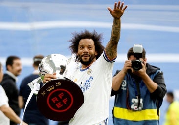 Marcelo, con uno de los 25 trofeos conquistados con el Real Madrid