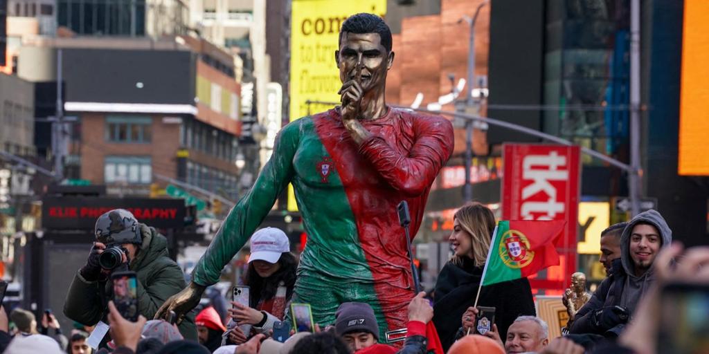 Locura en Times Square al desvelar una estatua de Cristiano Ronaldo por su 40 cumpleaños