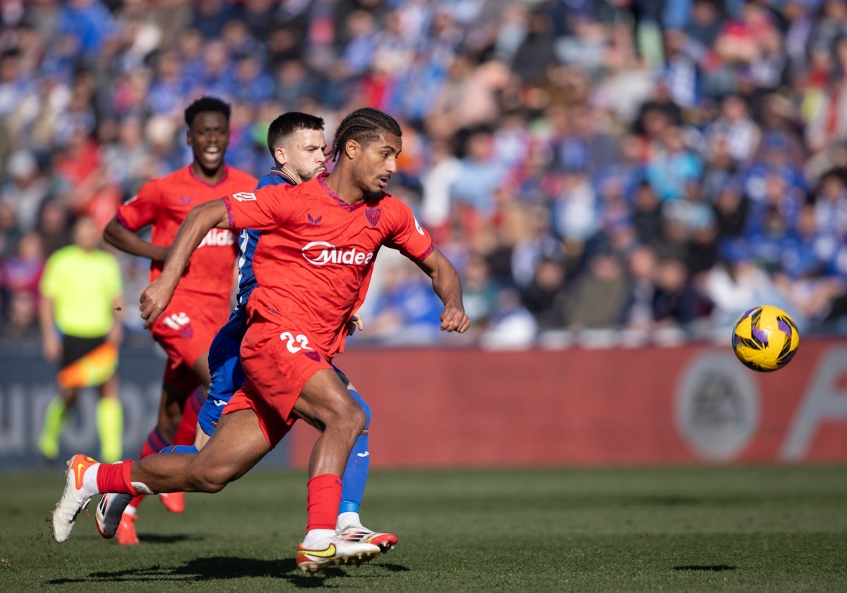 Loïc Badé se adelanta a Carles Pérez en el partido de Liga contra el Getafe.