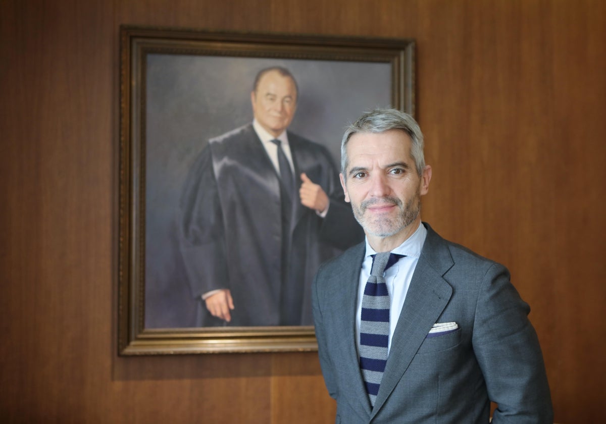 Enrique de la Cerda Cisneros posa junto al retrato de su abuelo, José Ramón Cisneros Palacios.