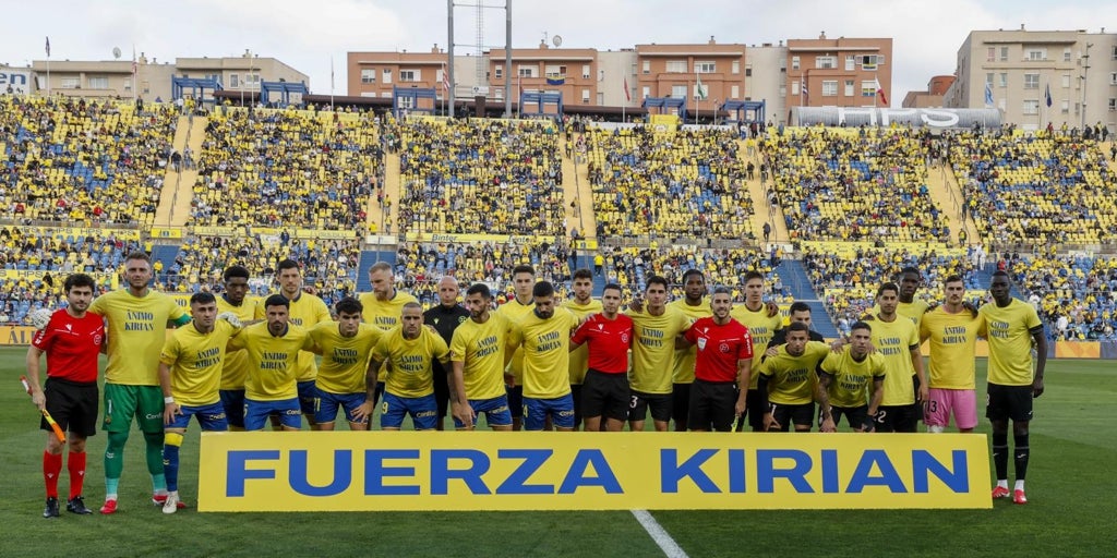 Piel de gallina: un minuto de aplausos en mitad del partido para Kirian en su lucha contra el cáncer