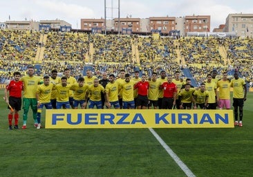 Los árbitros y los 22 jugadores de Las Palmas y Villarreal, antes del partido