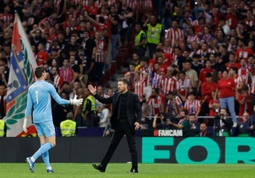 Simeone y Courtois, saludo irónico tras los mecherazos al belga en el Metropolitano