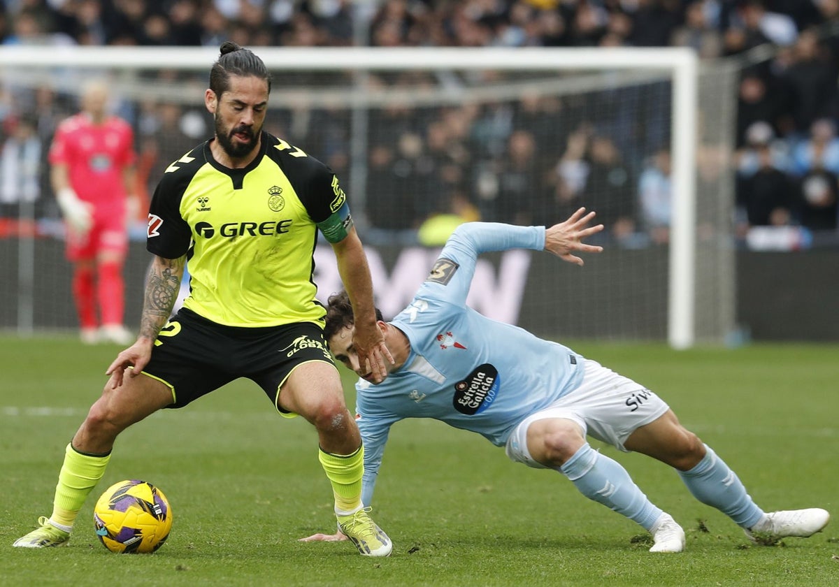 Isco controla el balón ante Pablo Durán en un lance del Celta - Betis de esta tarde