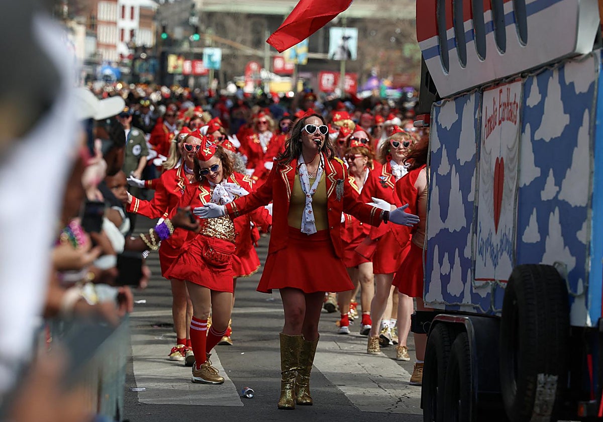 Aficionados y animadoras, en las afueras del Superdome de Nueva Orleans