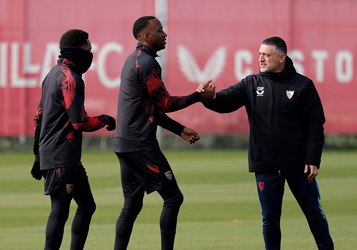 García Pimienta saluda a Lukebakio en presencia de Idumbo.