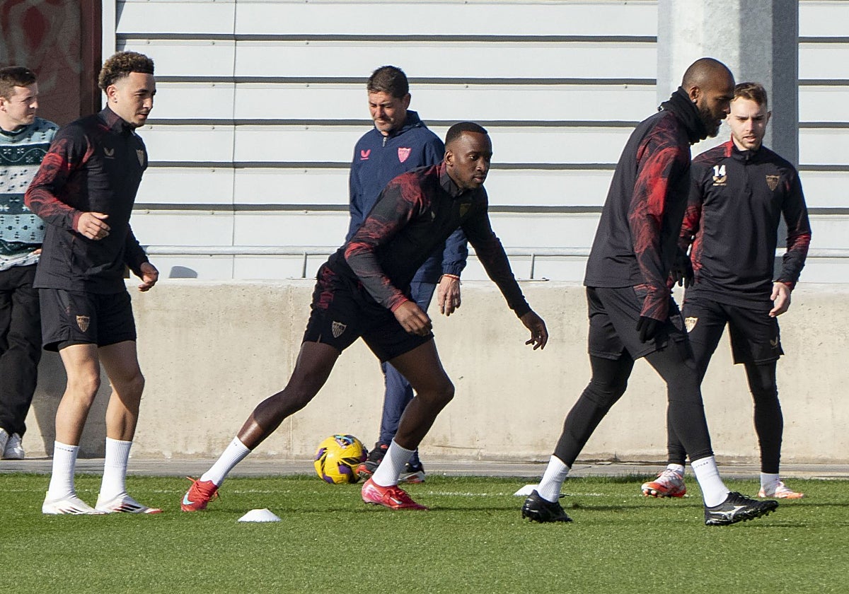 Lukebakio, Vargas, Marcao y Peque, en el último entrenamiento del Sevilla previo a la visita del Barcelona