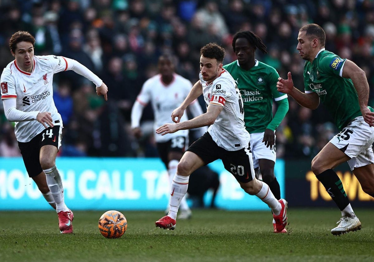 Diogo Jota y Chiesa contra el Plymouth Argyle