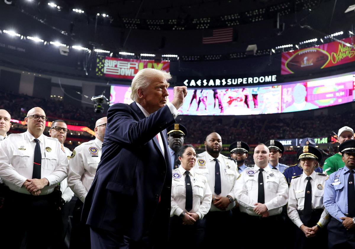 Donald Trump pisa el césped del estadio Superdome