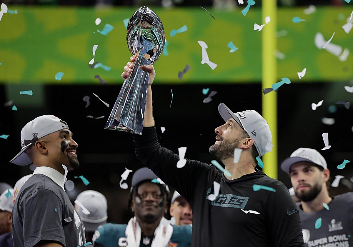 Nick Sirianni, con el trofeo Vince Lombardi