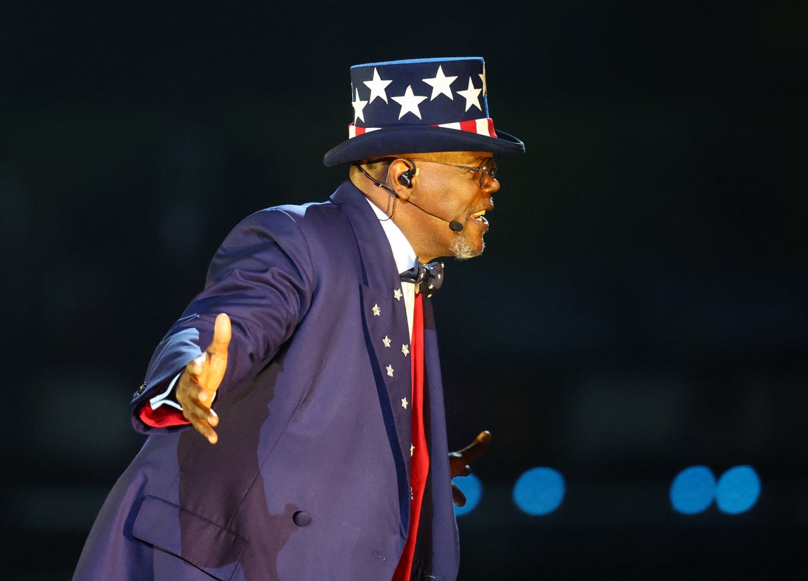 Samuel L. Jackson, vestido del Tío Sam, presenta el intermedio de la Super Bowl
