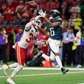 DeVonta Smith, de los Philadelph ia Eagles atrapa el balón para hacer un 'touchdown' contra los Kansas City Chiefs