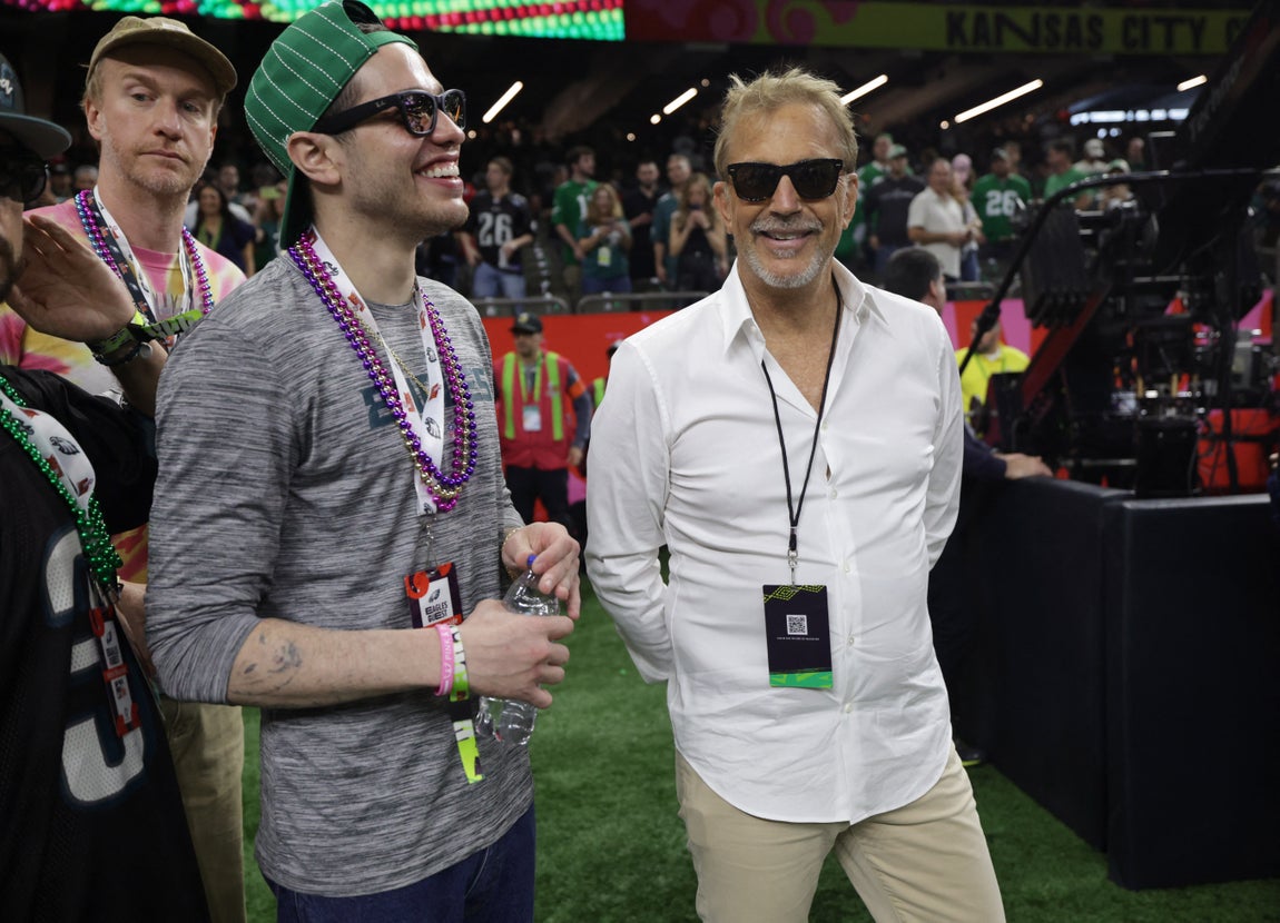 Los actores Pete Davidson y Kevin Costner, en el césped del Superdome