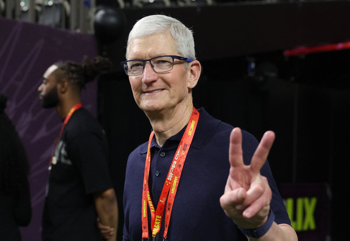 El CEO de Apple, Tim Cook, disfruta del partido